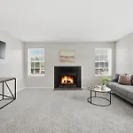 Apartment Charming With Fireplace & Dining Area