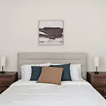 Spacious Living With Fireplace And Balcony * Nashville
