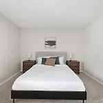Apartment Spacious Living With Fireplace And Balcony *