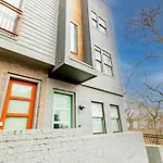 Apartment Modern Luxe Townhome With Rooftop Cinema