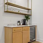 New Modern Escape With Rooftop Hot Tub Apartment *