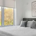 Landing Stunning 1bd Game Gym Apartment