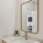 New Modern Escape With Rooftop Hot Tub Nashville