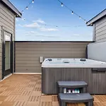 Modern Multi-level Retreat With Rooftop Hot Tub *