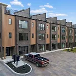 3Br Townhome Rooftop Views Hot Tub & Fireplace