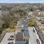 New Modern Nashville Escape With Rooftop Hot Tub