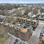New Modern Nashville Escape With Rooftop Hot Tub