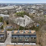 New Modern Escape With Rooftop Hot Tub