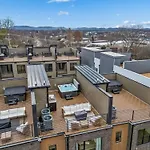 Apartment Modern Multi-level Retreat With Rooftop Hot Tub