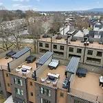 New Modern Escape With Rooftop Hot Tub Apartment *