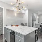 Holiday home Cypress - Private Rooftop Patio - Mins To Broadway