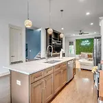Holiday home Rooftop, Large Backyard, Fire Pit, Near Downtown *