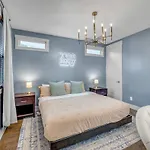 Rooftop, Large Backyard, Fire Pit, Near Downtown Holiday home *