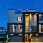 New How We Roll Rooftop - Hot Tub With Views - 13 Beds