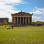 Stylish 4Bed Retreat With Rooftop, Garage, Peloton, Sleeps 12, Fire Table, Gourmet Kitchen, Cozy Living Space, Dedicated Parking, Near Distilleries, Marathon Village And Nightlife, Chic Skyline Views, 24 Hour Hospitality