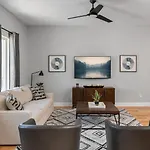 Spacious Nash Home For 12 Guests With Rooftop Views And Hot Tub