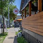 The Nomad 48-Person Hillsboro Village Retreat Studio 1Br Spaces