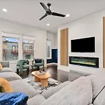 Apartment Modern Luxe Townhome With Rooftop Cinema