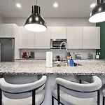 Apartment Modern Luxe Townhome With Rooftop Cinema *