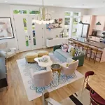 Holiday home Designer Single Family House-rooftop- Hot Tub *