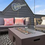 Designer Single Family House-rooftop- Hot Tub Holiday home