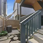 Designer Single Family House-rooftop- Hot Tub Holiday home
