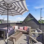 Designer Single Family House-rooftop- Hot Tub *