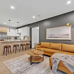 Hyve - Southern Comfort - Walk To Broadway Holiday home