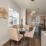 Cultured Coach - Music Row - Mins To Downtown Holiday home *