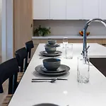 Hyve - Mahogany - Walk To Broadway Holiday home