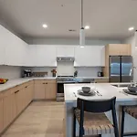 Hyve - Mahogany - Walk To Broadway Holiday home *