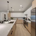 Hyve - Mahogany - Walk To Broadway Holiday home