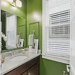 New 7 Mins To Broadway Sleeps 8