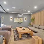 Hyve - Mahogany - Walk To Broadway Holiday home