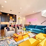 New Nash Eras - Rooftop Decks With Hot Tub - 15 Beds Holiday home