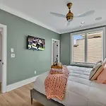 Alto-private Rooftop Deck-8 Mins To Broadway Holiday home *