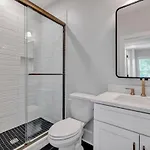 Holiday home Bass - Private Rooftop - 8 Mins To Broadway *