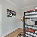 Bass - Private Rooftop - 8 Mins To Broadway