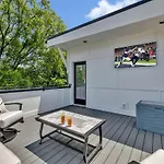 Bass - Private Rooftop - 8 Mins To Broadway Holiday home
