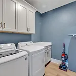 Holiday home Bass - Private Rooftop - 8 Mins To Broadway