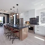 Enchant - Stunning City Views - Modern Luxe
