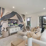 Hyve - Tropical Penthouse - Pool & Gym Holiday home *