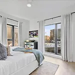 Holiday home Hyve -tropical Peach -walk To Broadway - Pool&gym! *