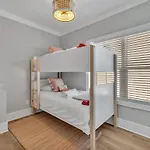 Holiday home Resonant - 2 Townhomes - 2 Private Rooftop Decks *