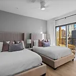 Hyve -tropical Peach -walk To Broadway - Pool&gym! Holiday home Nashville