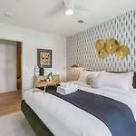 Holiday home Hyve - Harmony Strum - Walk To Broadway - Pool & Gym