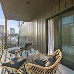 Hyve -tropical Peach -walk To Broadway - Pool&gym!