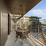 Holiday home Hyve -tropical Peach -walk To Broadway - Pool&gym! *