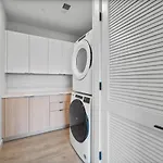 Holiday home Hyve -tropical Peach -walk To Broadway - Pool&gym! Nashville