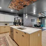 Hyve - Tropical Penthouse - Pool & Gym Holiday home